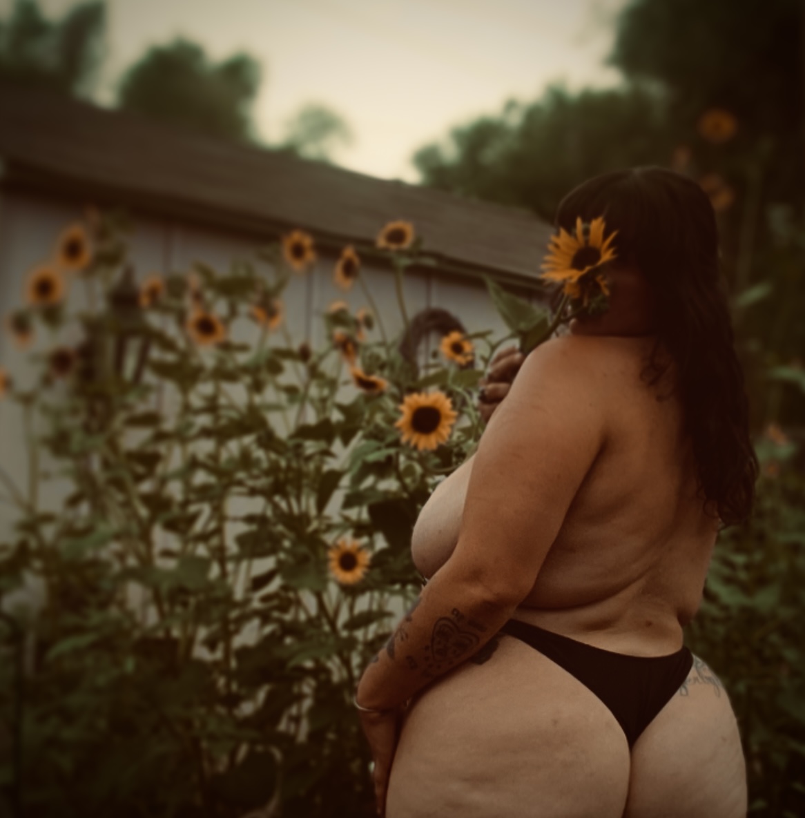 MoreHarlow's tweet photo. Since my website rebuild is ever so in progress, here are a few things about me. 
- I’m hot, hairy &amp; curvy all over. 
- I love anything with a view and will gladly accept dates at GOG Resort, the beach, and anywhere in between. 
- I’m looking for a new lover, is it you? 💌 https://t.co/WDFMh7IUus
