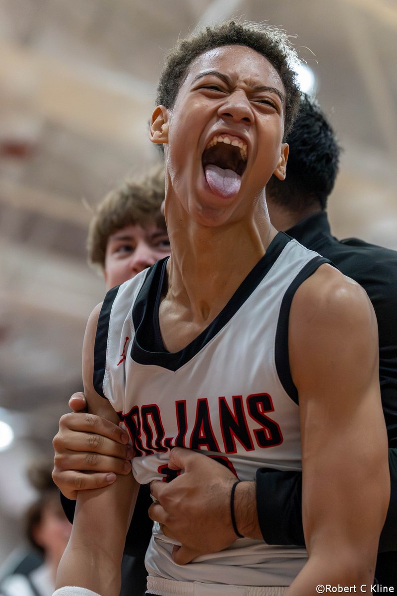 KlineSportsPics's tweet photo. A Paradise Valley scoring explosion in the 3rd quarter of Monday evening's contest vs the Youngker Roughriders turned a 4 point deficit into an 18 point lead and the Trojans rode the momentum to a 62-40 victory! #PVPride
Pics: https://t.co/5ySbwVrcM6 https://t.co/UTtX0szgc5