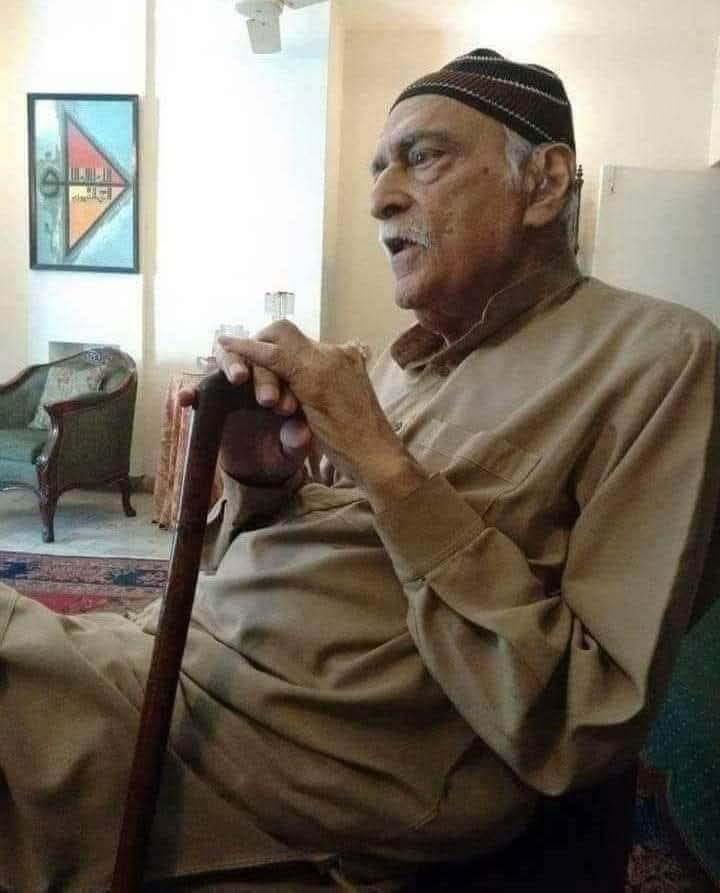 Mughal3_1_3's tweet photo. مختار مسعود بیوروکریٹ تھے اور مصنف بھی ، وہ دو ہزار سترہ میں انتقال کر گئے لیکن دو ہزار دو میں انہوں نے اپنی ساری جمع پونجی اکٹھی کی جو کہ دس کروڑ روپیہ بنی اور اُسے آزاد کشمیر کی ایک فاؤنڈیشن کے حوالے کر دیا اور انہیں سکول بنانے کا کہا ، فاؤنڈیشن نے سکول بنا دیا اور مختار مسعود صاحب کو افتتاح کی دعوت دے دی ، مختار مسعود صاحب نے یہ دعوت تین شرائط کے ساتھ قبول کی ۔

ایک کہ افتتاح کی کوئی تقریب نہیں ہو گی ۔
دو کہ افتتاح چھٹی والے دن ہو گا ۔
تین کہ ڈونیشن کی کوئی تشہیر نہیں کی جائے گی ۔

یوں مختار مسعود صاحب ایک اتوار کو سکول کے افتتاح کے لئے چلے گئے ، وہ خالی کلاس روم میں گئے ، بلیک بورڈ پر “ بسم اللہ الرحمن الرحیم “ لکھا اور واپس آ گئے ۔
جب کسی نے مختار مسعود صاحب سے پوچھا کہ آپ نے یہ سکول کھولنے کے لئے چوکی ( گاؤں ) کا انتحاب کیوں کیا تو مختار مسعود صاحب نے جواب دیا “ میرے دادا کشمیر سے چوکی کے راستے پنجاب میں داخل ہوئے تھے ، وہ رات چوکی میں رکے تھے اور چوکی گاؤں کے لوگوں نے اُن کی بہت خدمت کی تھی ، اُن کے دادا ساری عمر چوکی کے لوگوں کی تعریف کرتے رہے اور میں اس گاؤں میں سکول بنا کر یہ احسان اتارنا چاہتا ہوں“

یہ واقعہ دو حصوں پر مشتمل ہے ، پہلا حصہ ڈونیشن ، سادگی اور تشہیر پر مشتمل ہے ، اُس بندے نے اپنی زندگی کی ساری جمع پونجی ڈونیٹ کر دی اور کسی کے سامنے نام تک لینا گوارا نہیں کیا جبکہ دوسرا حصہ پہلے حصے کو بھی پیچھے چھوڑ دیتا ہے ، بڑے لوگ ایسے ہی بڑے نہیں ہوتے ، اُن کے دادا نے ایک رات گاؤں میں گزاری اور ساری عمر اُس گاؤں کی مہمان نوازی کی تعریف میں گزار دئیے جبکہ پوتے نے دادا کی وہ بات پلے باندھ لی اور ساری عمر کی جمع پونجی اُس گاؤں پہ لگا دی ۔ اللہ اللہ

آج ہم کسی غریب کو کچھ دیں بھی تو اُس کی تشہیر چاہتے ہیں ، فوٹو لگتی ہے ، بینر لگتے ہیں ، دوسروں کو واقعات سناتے اُس کا ذکر ہوتا ہے اور ایک وہ تھے کسی کو کان و کان خبر نا ہونے دی ۔

بات کردار کی ہوتی ہے جناب
ورنہ قد میں سائے بھی لمبے ہوتے

#آگہی
#شعور
#تکریم