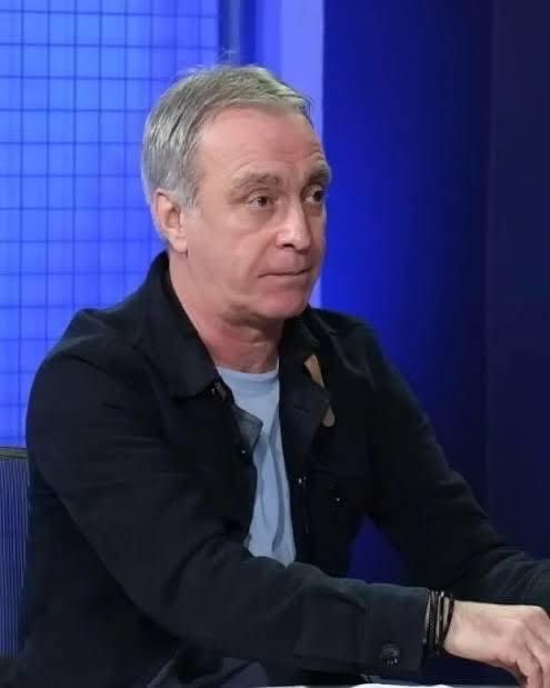 galaksaray's tweet image. 🗣️Önder Özen: “Görüyorum sosyal medyada o pozisyon bu pozisyon diye tartışılıyor hakem ama. Hiçkimsenin dikkat etmediği bir şeye dikkat çekmek istiyorum. Top auta gidiyor. Fenerbahçe o sıra değişiklik yapcak tabela kalkıyor, değişiklik yapılıyor diye Uğurcan’da topu almaya doğru…