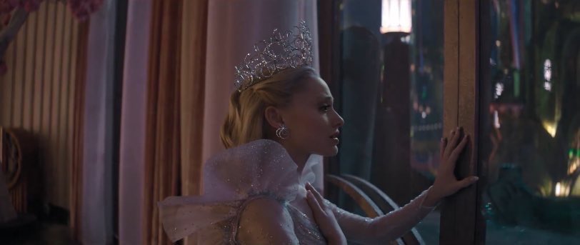 B_lightwoodbane's tweet photo. Although Glinda used her power and influence intelligently and brought justice to Oz, to say that this character ‘played the long game’ is a misguided view.

Everything Glinda achieved and her main objective were never related to Elphaba's cause. She never understood the importance of Elphaba's struggle and didn't allow herself to see the truth. She's not just the girl in the bubble, but a girl who wanted to remain in it. But when Elphaba is truly in danger, she is forced to make a choice, a choice that will awaken her to reality and finally allow her to see the conflicts and everything she helped build.

To say that she played the game this way justifies all the terrible decisions and choices she makes, as if the ends justify the means, but her actions were never strategic or for the common good. The fact that Glinda used her influence doesn't erase what she did, and it shouldn't be seen that way if the character never intended to help.

Her change is genuine; Although burdened with guilt, she learns to do good and honor the name she bears, but it's important to understand that this long-term perspective is wrong.