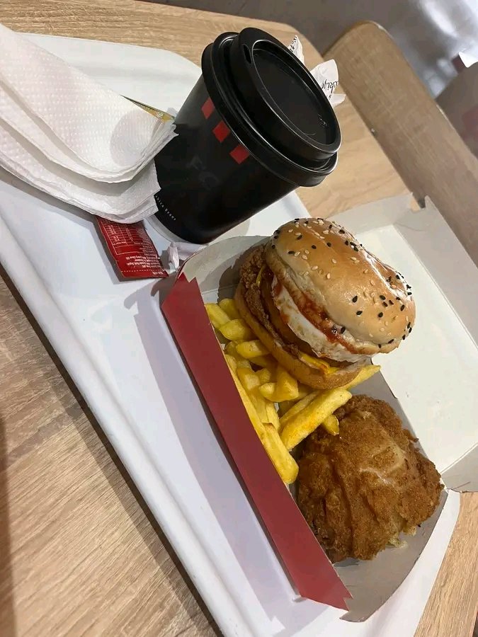 KasiboySA's tweet photo. Pain of buying KFC breakfast because you can’t afford magwinya 😭😭 https://t.co/sh6J2kRfVJ