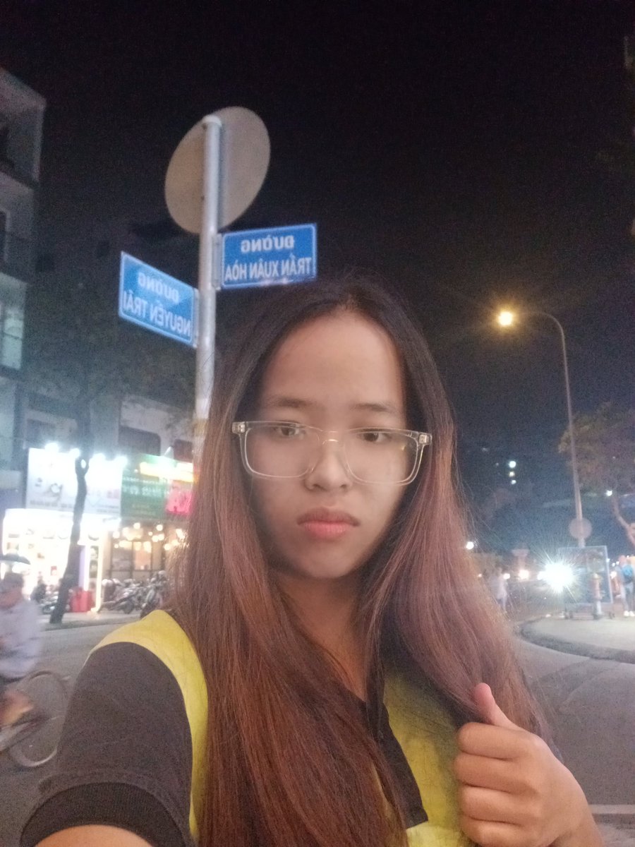 hang_d1's tweet photo. Phố đêm thứ 7 https://t.co/NSCHgl6ln7