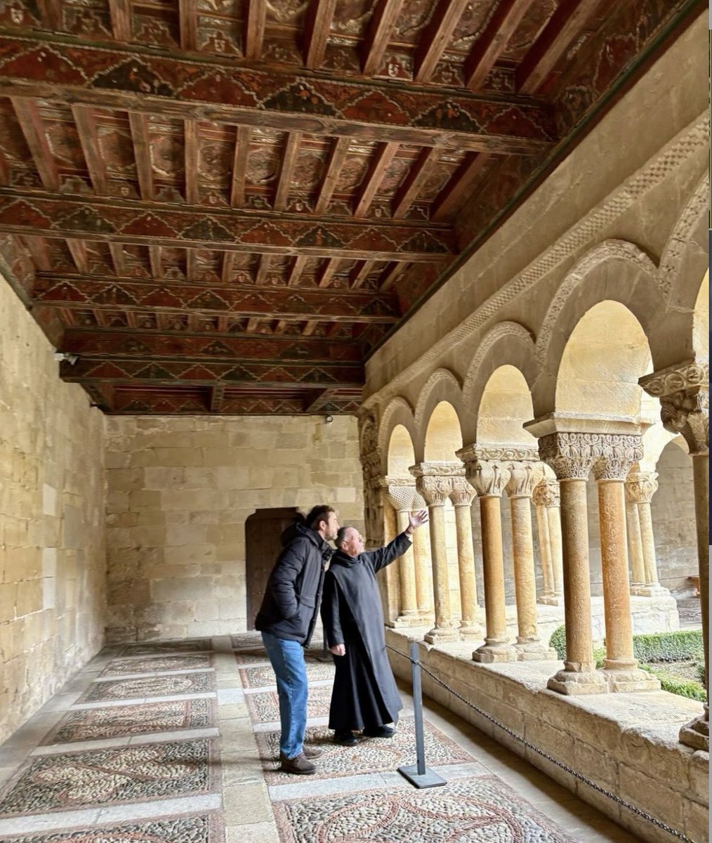 El monje de Silos, Dionisio a <a href="/JorgeBustos1/">Jorge Bustos</a>: “Con la autoridad moral que concede levantarse a diario a las 4 de la mañana, casi de monje a monje, me atrevo a preguntarle si escucha la #radio. “Solo la <a href="/COPE/">COPE</a>” contesta. Y ya sale uno de allí con los votos periodísticos renovados”