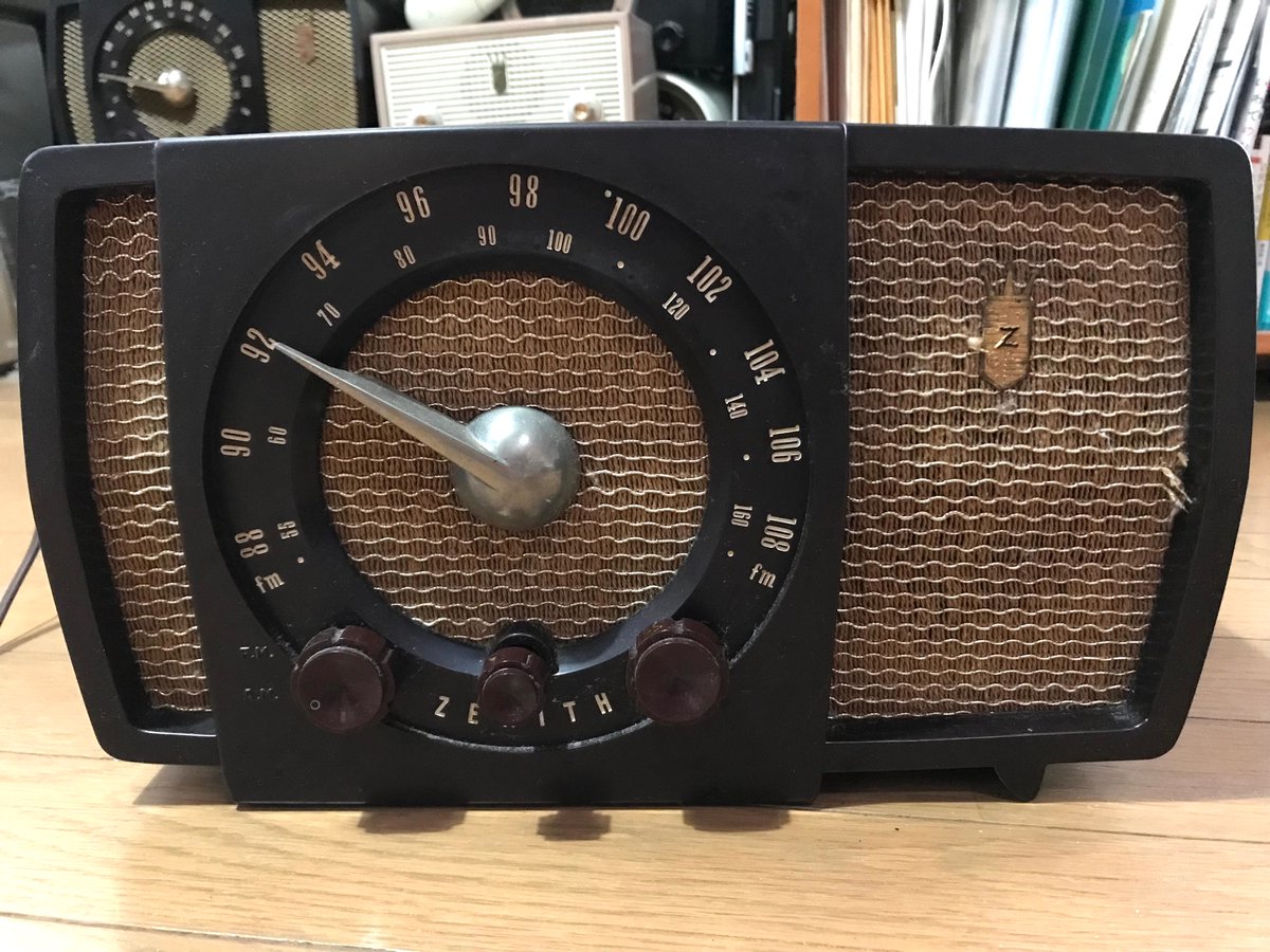 かみさんが、積み重なった真空管ラジオを指差して「これ、鳴るの？」と