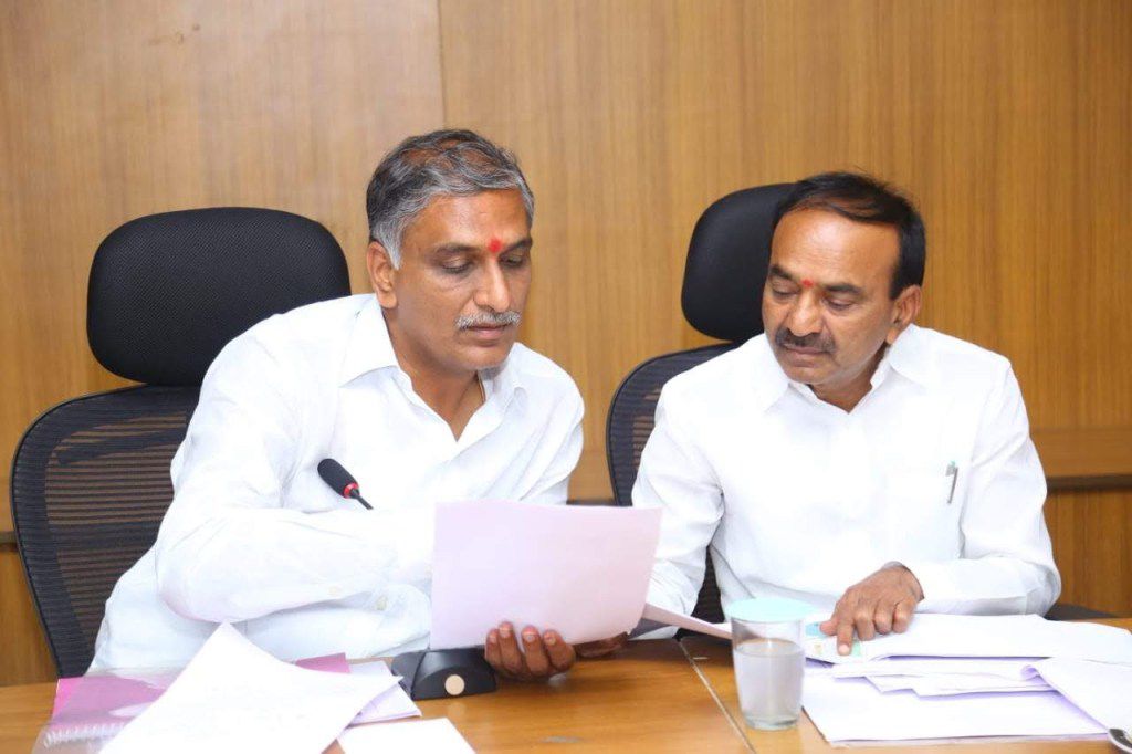 RamMohanINC's tweet photo. తెలంగాణ లో మారనున్న రాజకీయ పరిణామాలు.

BRS నాయకుడు @BRSHarish రావు చేతిలోకి వెళ్ళిపోయిన రాష్ట్ర బీజేపీ రిమోట్ కంట్రోల్.

కీలు బొమ్మల్లా మారిపోయిన బీజేపీ రాష్ట్ర అధ్యక్షుడు రామచందర్ రావు, బీజేఎల్పీ ఏలేటి మహేశ్వర్ రెడ్డి.

ఇకనుంచి హరీష్ కార్యక్రమాలను కేటీఆర్ కంటే ఎక్కువగా ప్రచారం వచ్చేవిధంగా బీజేపీ రాష్ట్ర నాయకత్వం ప్రణాళిక..

ఈటెల, హరీష్ వ్యూహంలో చిక్కిన రాష్ట్ర బీజేపీ

BRSHarish ❌❌
BJPHarish ✅✅