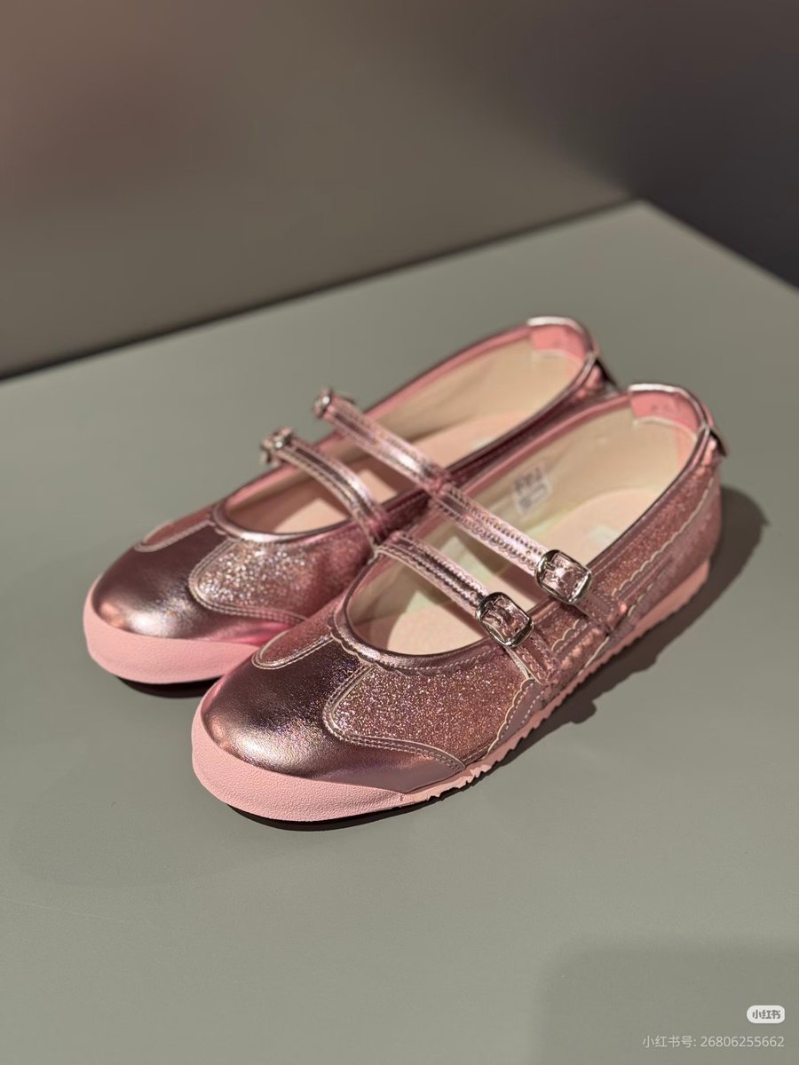 hanbyl_'s tweet image. Too cute to keep in the box. Hello, happy feet🩷