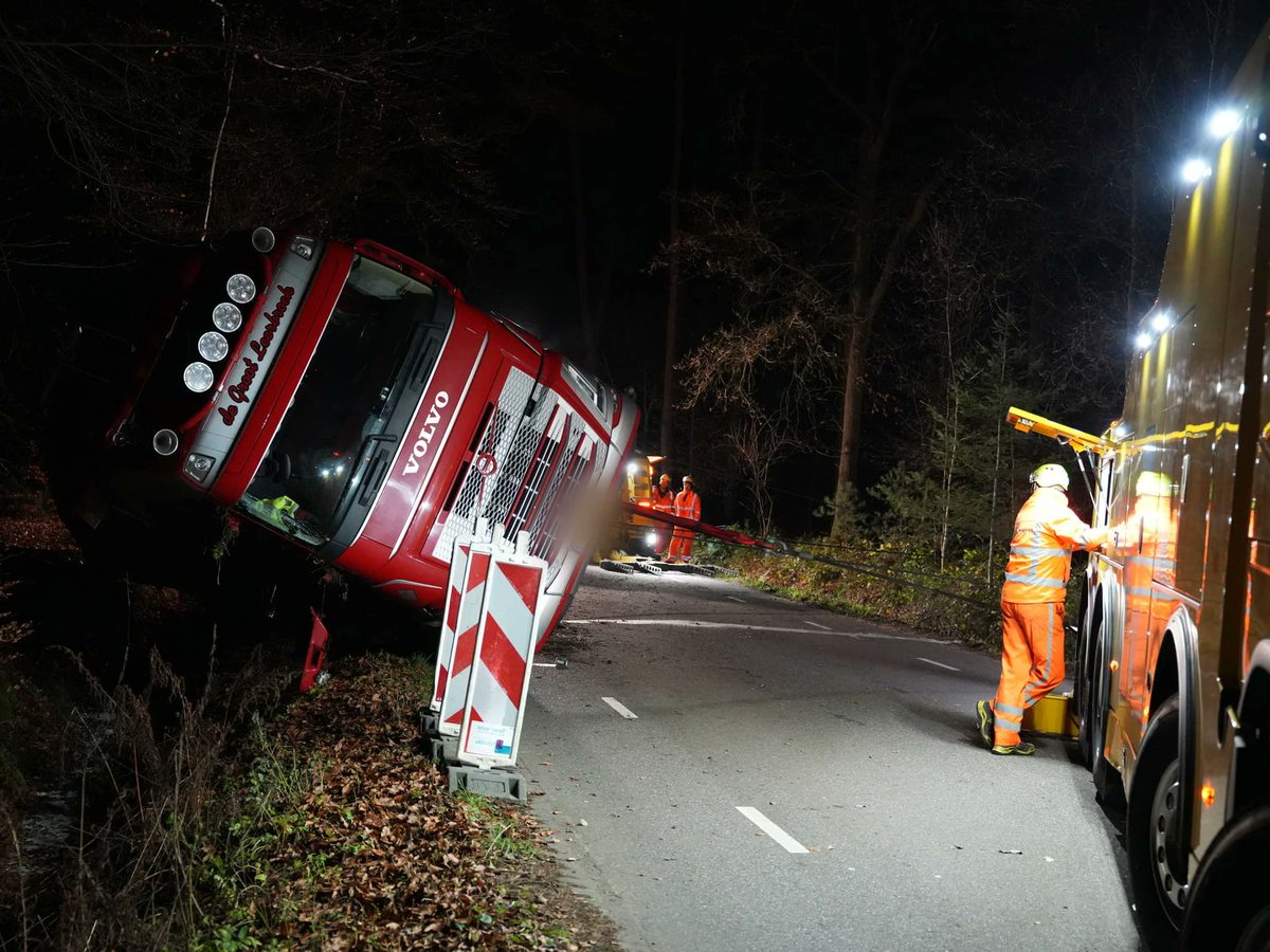 Vrachtwagen met 33.000 liter melk kantelt in Voorst