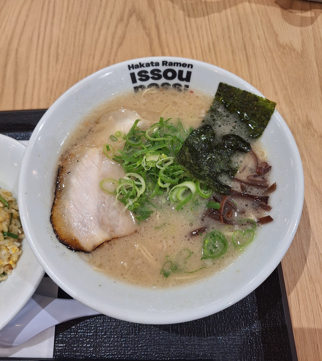 chin_ron19's tweet photo. 船橋にある ららぽーと TOKYO-BAY
その北館、フードコートにある…
【 Hakata Ramen issou nossi 】に来た♪
まずはスープ……あわあわしてない〜?
豚骨のトロミも少なめ、かなりマイルドな印象♪
食い終わるくらいには、バリカタがヤワヤワになってた……
#issounossi
#博多一双
#ラーメン https://t.co/OYYtHWyOnX