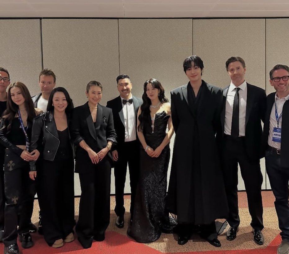 Ahn Hyoseop's height will never fail to amaze me damn😭😭 that's Jinu everybody