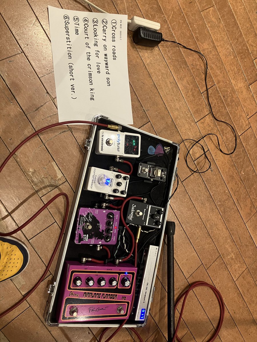 kumatchfromhell's tweet image. 12/7ホットタイムにてFK楽団ライブです。エフェクターボードにRATクローンのディストーションを追加しご機嫌な俺ですが、バンドはメンバーの転勤やら転職やらでラストライブかも。ぜひ。