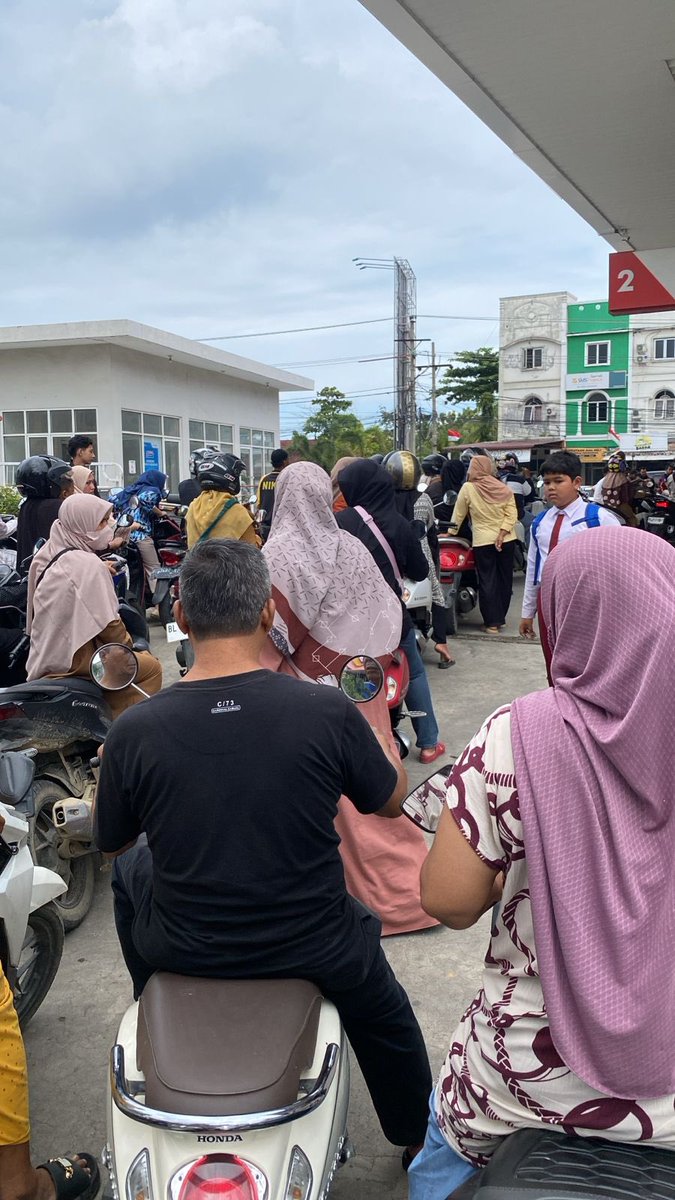 adit_hd_'s tweet photo. Di Aceh ngantri BBM kaya ngantri bantuan sembako https://t.co/1lt3ouwBVr