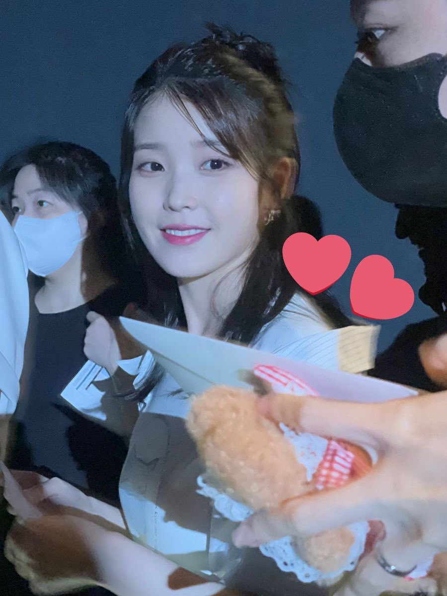 flipsteryy_'s tweet image. 폰카 아이유 진짜 goat하고 아름답고 눈물 나고 사랑해