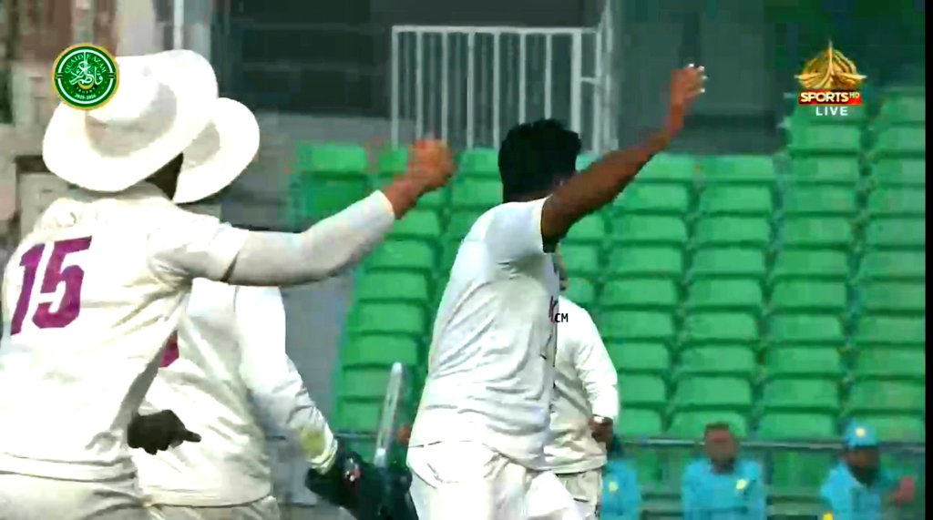 PTVSp0rts's tweet photo. 💥 First strike for Karachi Blues!
Mushtaq Ahmed Kalhoro removes the in-form Azan Awais in the 4️⃣th over 👏🏏
#QeATrophy #QeA25 #ptvsports