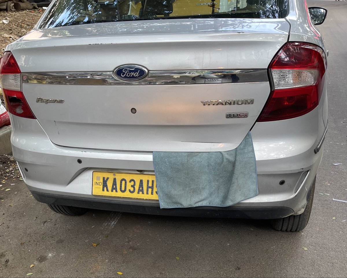 RCBengaluru's tweet image. Multi purpose towel spotted!!

@DCPTrWestBCP sir 

Hope your team @magadiroadtrfps will be be able to track this..

KA03AH5217

Pending fines 2000/- (with 50% offer)