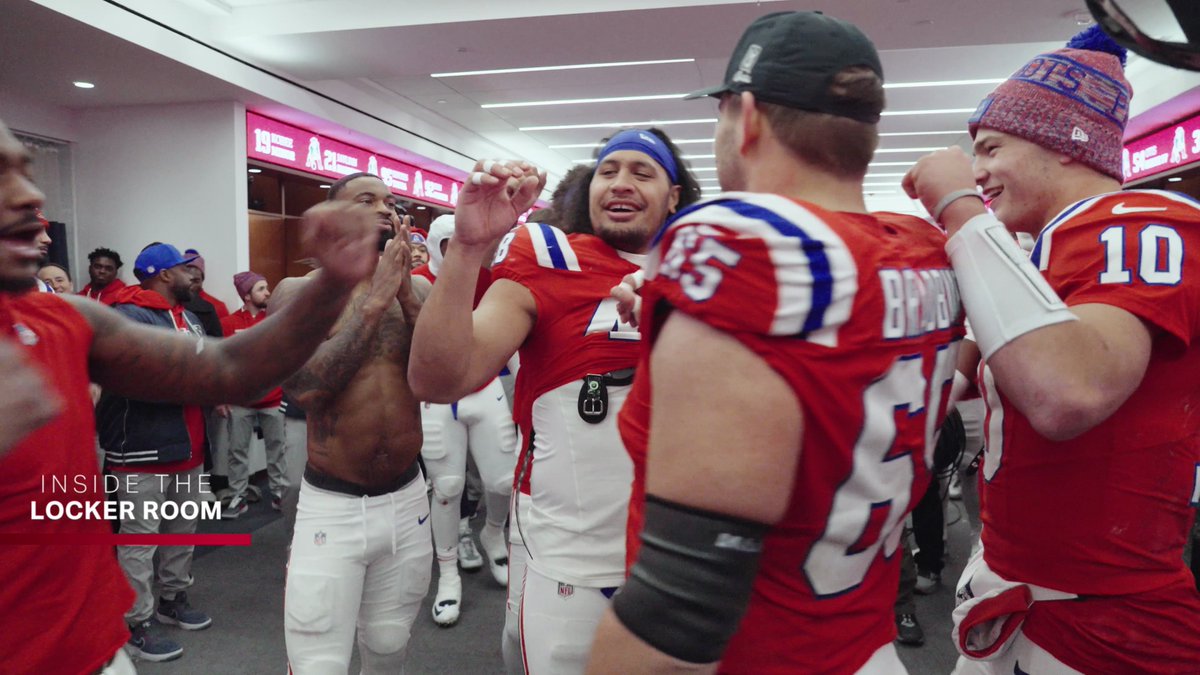 PATRIOTSdotCOM's tweet image. Go inside the Patriots locker room after the 33-15 win over the Giants and watch HC Mike Vrabels speech to the players and Jahlani Tavai breaks down the team huddle.

Check out the full postgame celebration here: patriots.com/video/inside-t…