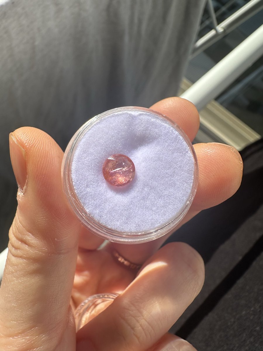 1. 스피넬. 색깔은 진짜 예쁜데 안에 크랙있고 고가 낮아요 햇빛에서보면 색 진짜 예쁘긴 하네요