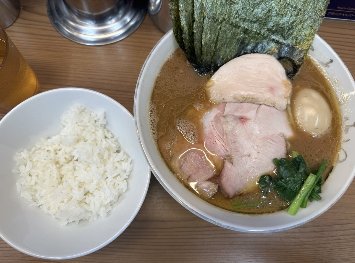 本当に、家系カロリーテロ連鎖いい加減にして欲しい。

残念ながら都内に直系店が無いのでジェネリック家系ですが、冬の乾燥に潤いの鶏油を補給してきました。
もちろんドレスコードのご飯もつけて。

これでまた、美味しさの代償にデブへ3歩進み、寿命を1週間ほど失いました。