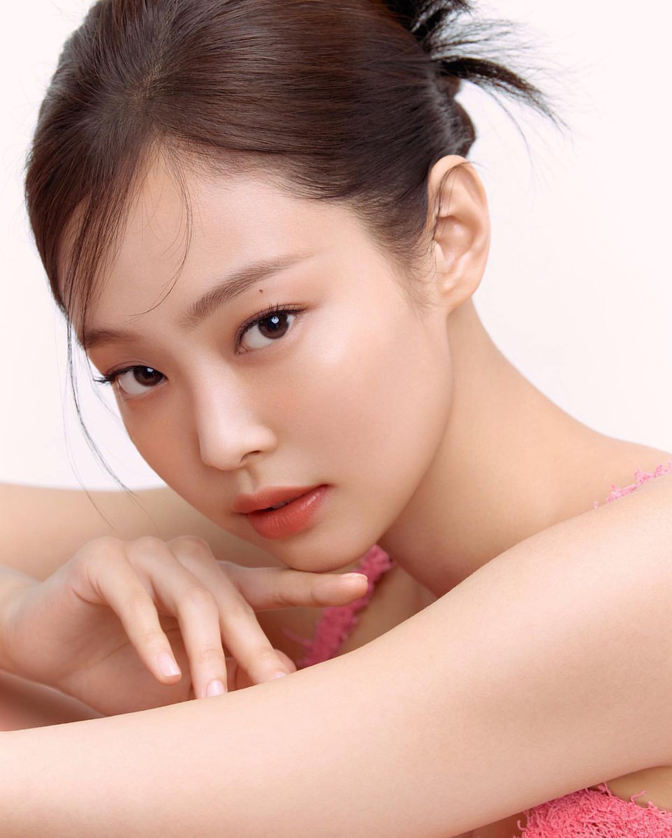 JennieDCGallery's tweet image. 251202 “제니처럼 해주세요!”…뉴욕서도 난리 난 ‘제니 스타일’

“블랙핑크 제니처럼 해주세요~” 요즘 미국 뉴욕 뷰티 스트리트에 가면 심심찮게 볼 수 있는 풍경이다. 단순한 요청 같지만, 최근 K-뷰티가 세계적인 트렌드로 자리 잡은 현상을 고스란히 보여주는 장면이다. 자연스러운 윤기와 입체감,…