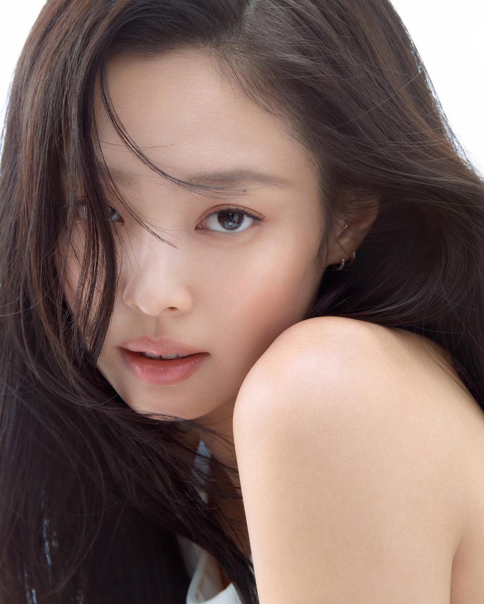 JennieDCGallery's tweet image. 251202 “제니처럼 해주세요!”…뉴욕서도 난리 난 ‘제니 스타일’

“블랙핑크 제니처럼 해주세요~” 요즘 미국 뉴욕 뷰티 스트리트에 가면 심심찮게 볼 수 있는 풍경이다. 단순한 요청 같지만, 최근 K-뷰티가 세계적인 트렌드로 자리 잡은 현상을 고스란히 보여주는 장면이다. 자연스러운 윤기와 입체감,…