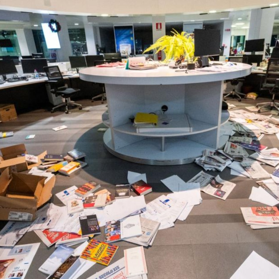 À Turin,les locaux de  la rédaction du journal La Stampa ont été vandalisés par des militants pro Palestine. Comme bien souvent, les auteurs des faits ne sont pas des types en djellaba mais de jeunes abrutis d'extrême gauche.
Ce sont les même bourricots que chez nous, de ces