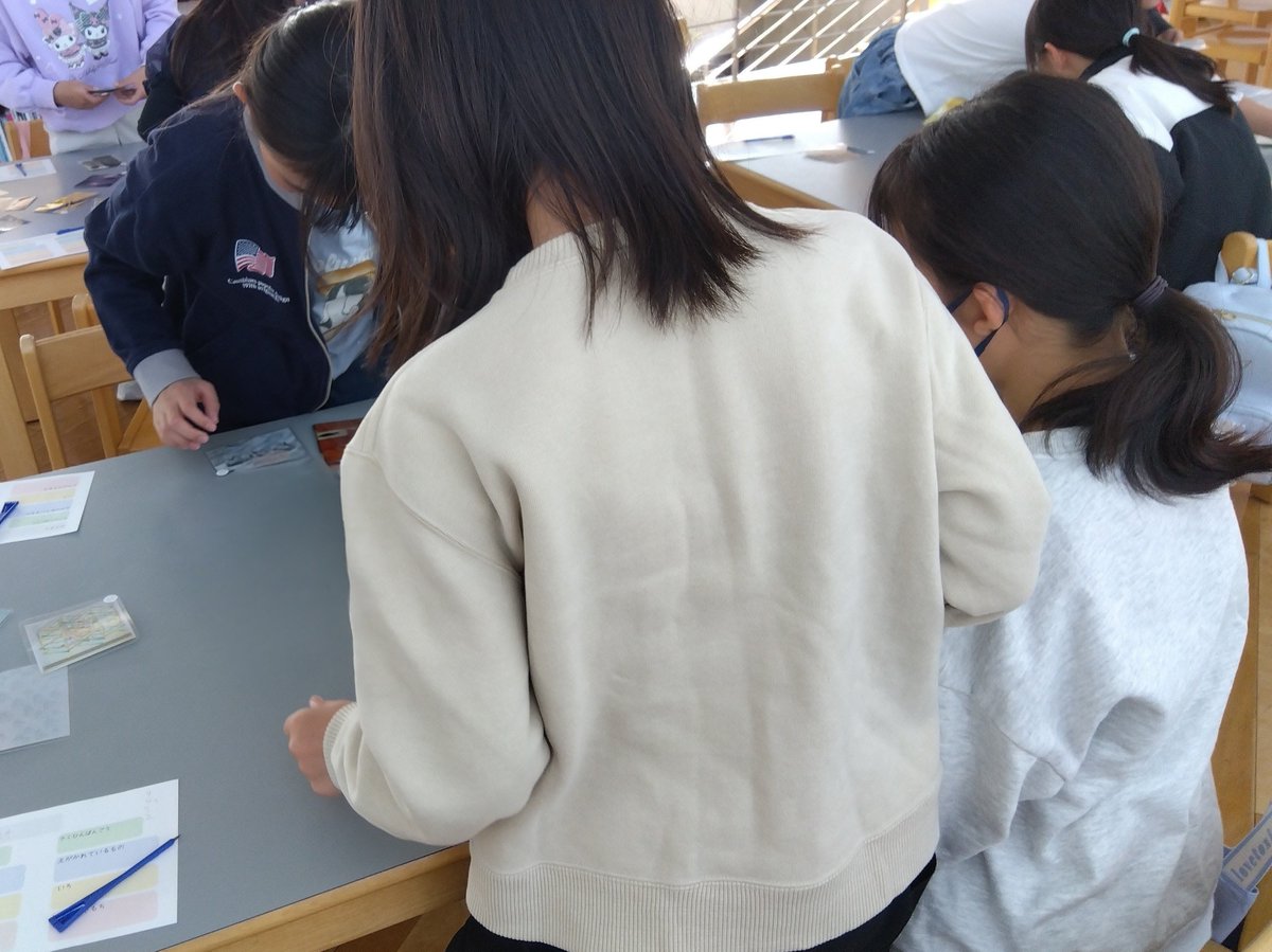 先日「清須キッズアートラボ」全3回が終了しました。
最終回では、収蔵作品や今回の展示作品で作成したアートカードによるアートゲームをした後、展覧会を鑑賞しました。子どもたちはアートゲームでの学びをもとに、様々な意見を語り合いながら夢中で鑑賞を楽しんでいました✨
museum-kiyosu.jp/learning/kids_…