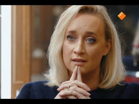 Fout, helemaal vals, zuur, extreem links voor de bühne en totaal fout! 
Stop er een paar duizend Euro in en ze lult dat, wat jij wilt dat ze lult!