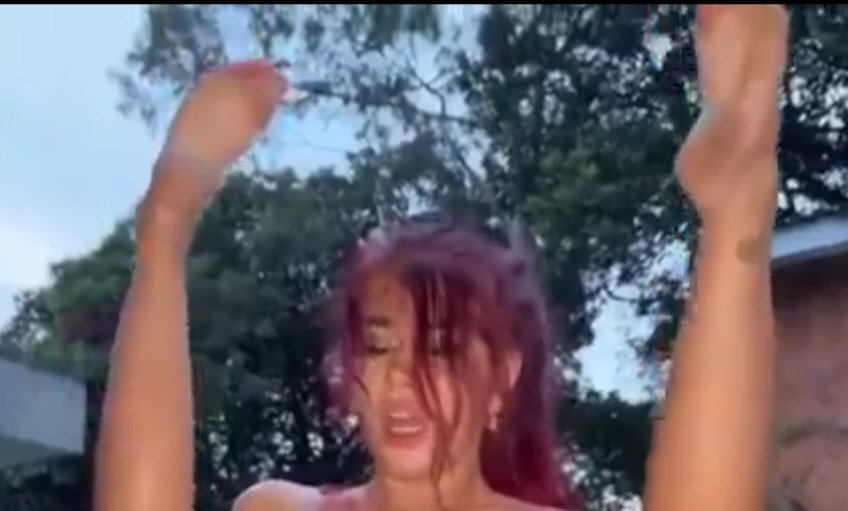 I wonder why her feets are in the air 
A thread 🧵🎥