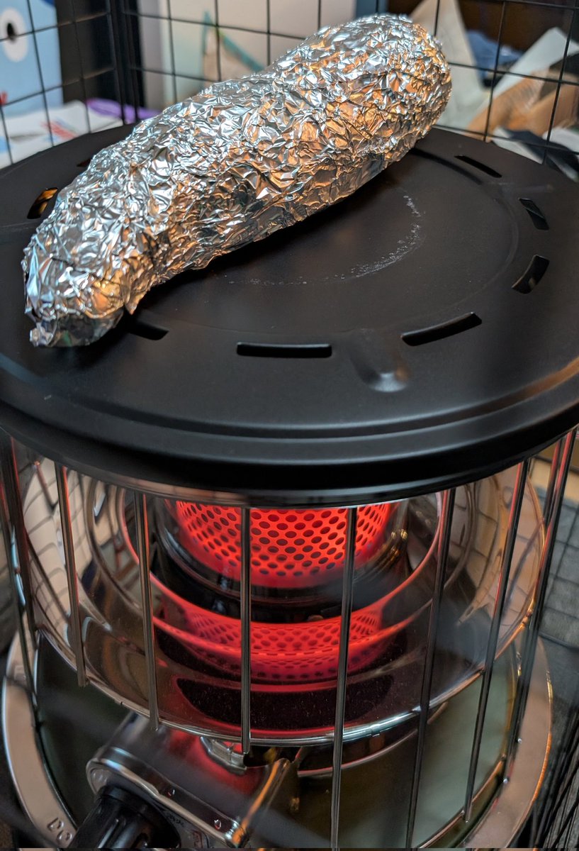 sakurako_chan's tweet image. ストーブで焼き芋🥰
すごい美味しく焼いてくれる🍠

アルパカストーブ買ってよかった🦙
#アルパカストーブ
#Alpaca