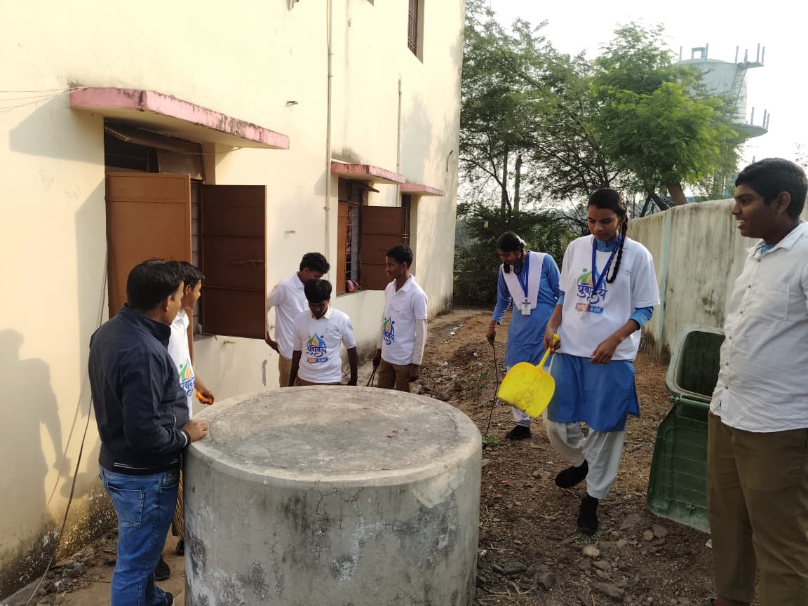 agriconsamiti's tweet image. कटनई स्कूल में युवोदय स्वयंसेवकों का स्वच्छता अभियान! 🧹🏫

छात्रों को स्वच्छता और जिम्मेदार नागरिकता के महत्व पर जागरूक किया गया।

बच्चों ने सक्रिय रूप से स्कूल परिसर की सफाई में योगदान दिया।

स्वच्छ विद्यालय, स्वस्थ भविष्य! ✨

#Yuvoday #SwachhBharat #JanjgirChampa