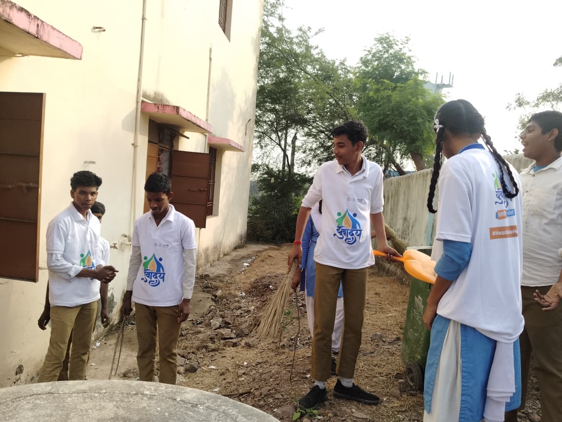 agriconsamiti's tweet image. कटनई स्कूल में युवोदय स्वयंसेवकों का स्वच्छता अभियान! 🧹🏫

छात्रों को स्वच्छता और जिम्मेदार नागरिकता के महत्व पर जागरूक किया गया।

बच्चों ने सक्रिय रूप से स्कूल परिसर की सफाई में योगदान दिया।

स्वच्छ विद्यालय, स्वस्थ भविष्य! ✨

#Yuvoday #SwachhBharat #JanjgirChampa