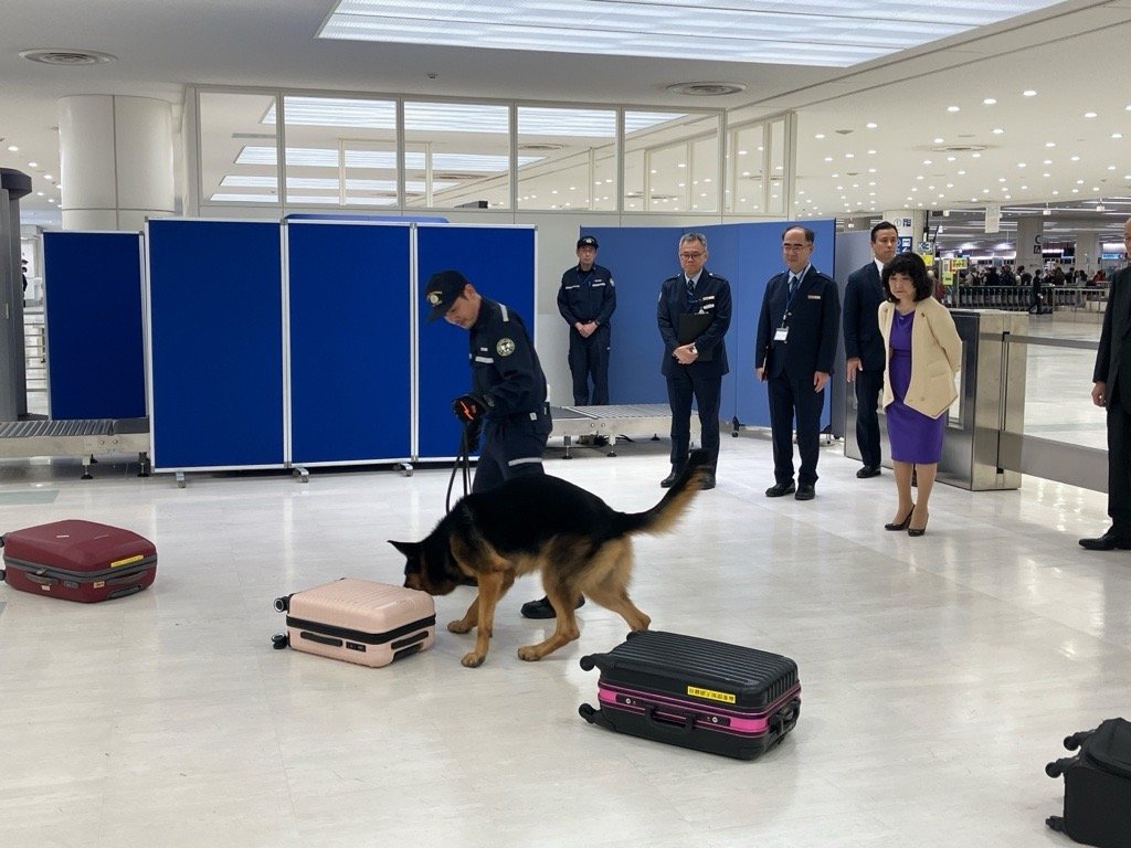 MOF_Japan's tweet image. 本日、片山大臣は、東京税関羽田支署において、羽田空港における旅客の出入国の状況や、税関の水際取締り等の対応を視察しました。
#税関 #空港
