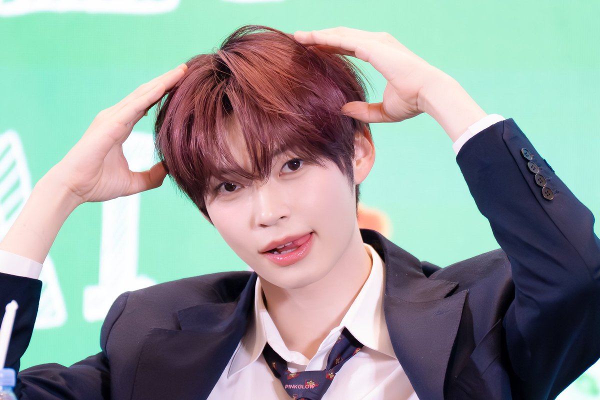 성 한 빈 tweet media