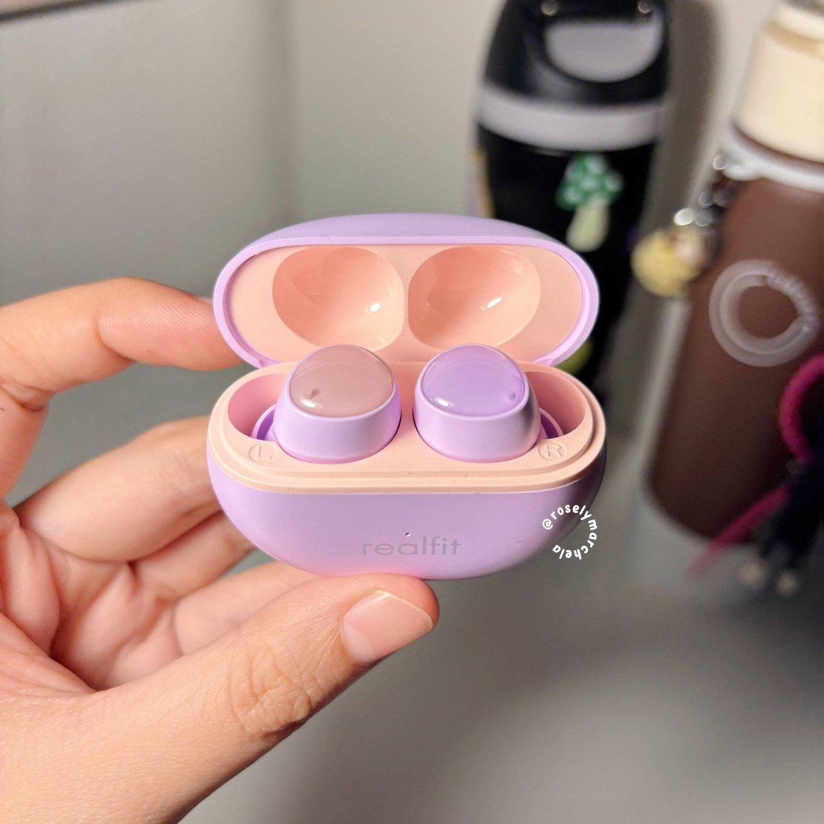 roselymarchela's tweet image. gen z survival kit: tws, playlist, and pretending we’re okay 😭👍🏻