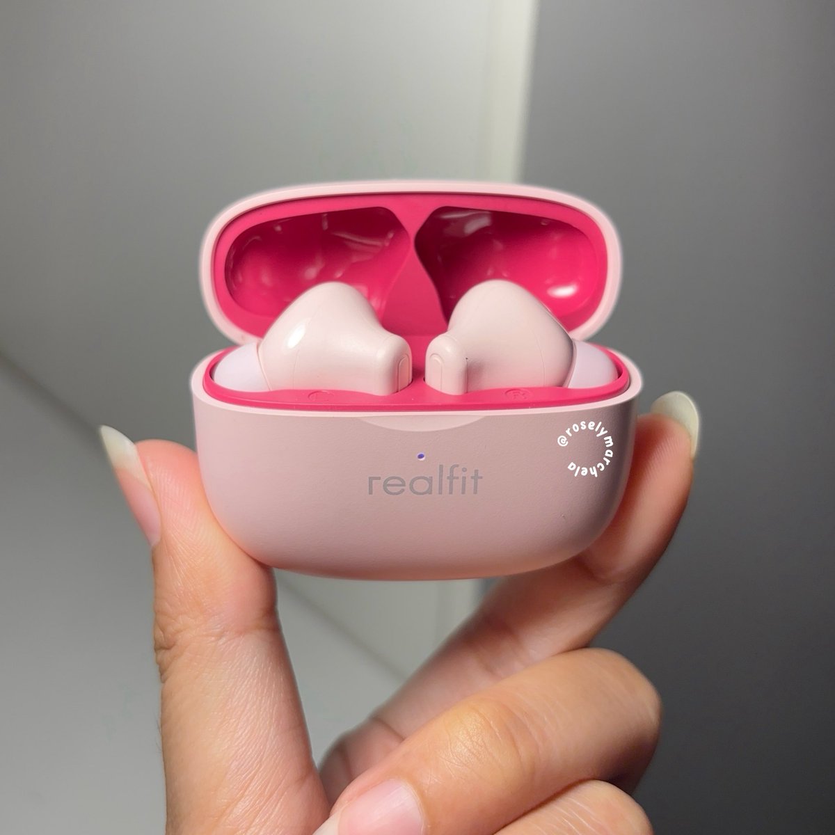 roselymarchela's tweet image. gen z survival kit: tws, playlist, and pretending we’re okay 😭👍🏻