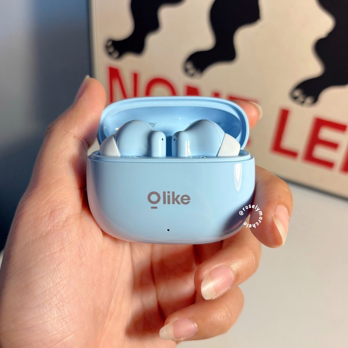 roselymarchela's tweet image. gen z survival kit: tws, playlist, and pretending we’re okay 😭👍🏻