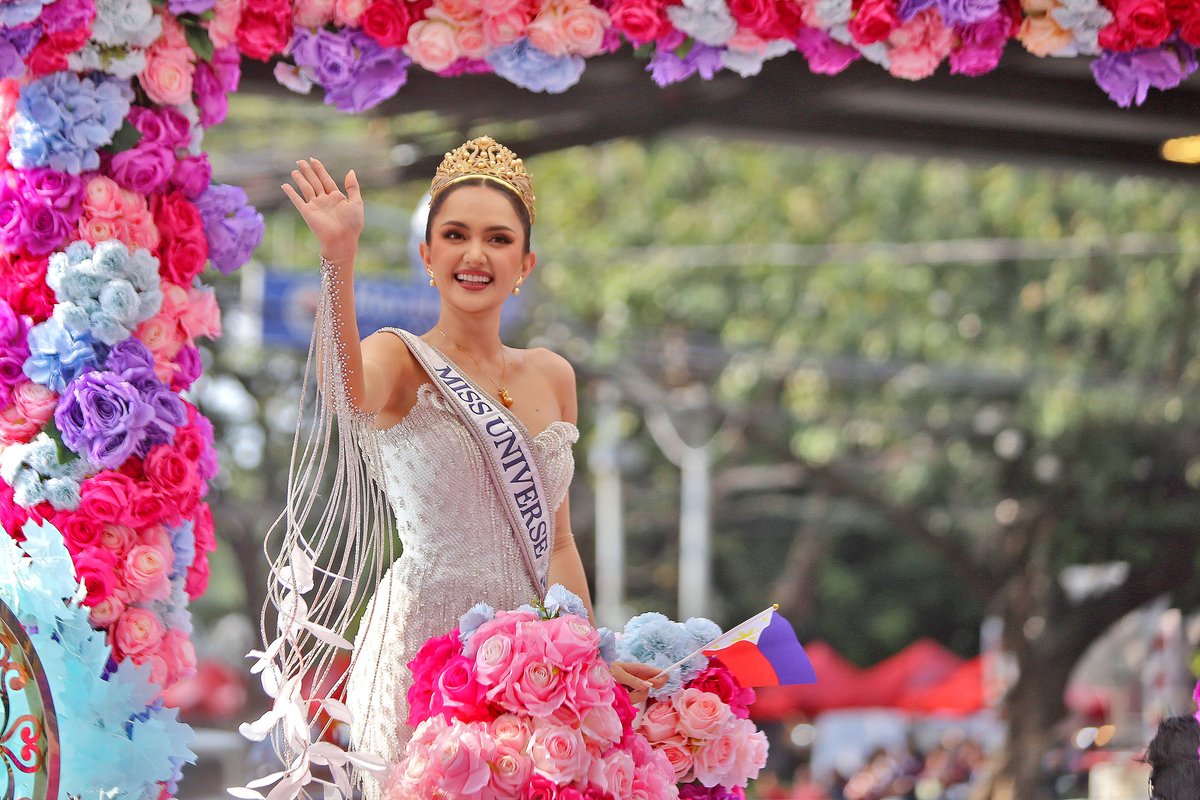 gmanews's tweet photo. WELCOME HOME, OUR PAMBANSANG MANIKA 🇵🇭✨

Ahtisa Manalo has kicked off her grand homecoming parade in Manila!

On social media Tuesday, the Miss Universe Philippines organization shared a video of Ahtisa’s arrival at the Manila City Hall, where she was welcomed by a sea of fans and a live band.

She finished as third runner-up in the international pageant and also placed third in the Beyond the Crown category.

Courtesy: Danny Pata

READ: https://t.co/Dhdlk3AaH7