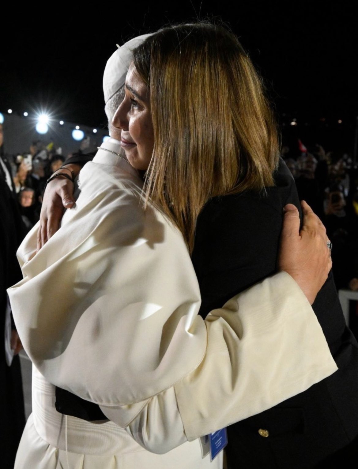El Papa abraza a una víctima en el puerto de Beirut