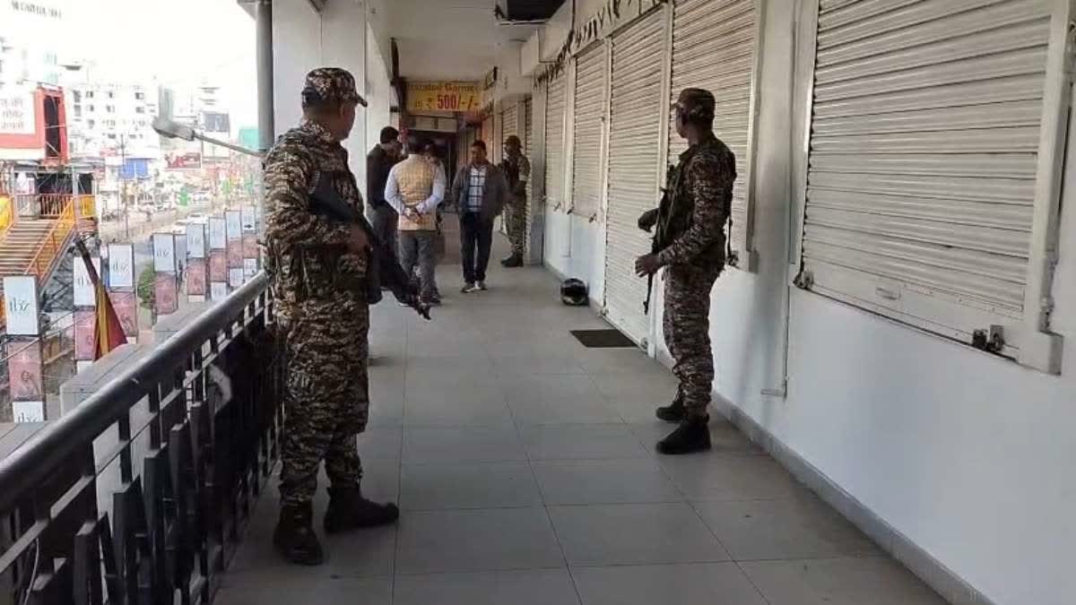 news_frame24X7's tweet image. नरेश केजरीवाल के घर-दफ्तर पर एक साथ छापेमारी, ईडी की फेमा के तहत बड़ी कार्रवाई.

पूरी खबर यहाँ पढ़े - newsframe.in/jharkhand/simu…

#EDRaid #femaaction #megaraid #edoperation #nareshkejriwal #jharkhandraid #ranchiraid #suratraid #MumbaiRaid #MoneyLaundering #BlackMoney #FinancialCrime