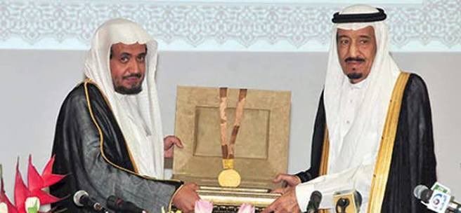 tholothia's tweet photo. انتقل الى رحمة الله تعالى ، معالي الدكتور #محمد_بن_علي_العقلا رحمه الله،بعدمعاناة مع المرض، 
تولى إدارة #الجامعة_الاسلامية في #المدينة_المنورة من عام 1428 حتى 1434هـ فكان نعم الأمين والمؤتمن ،مخلصا لدينه ووطنه، وهو من أسرة #العقلا المباركة التي لها إسهامات علمية ووطنية مشهودة ،
وهو من مواليد #مكة_المكرمة  1378هـ
حيث قدمت قديما ومَبكرا ًعدة بيوتات من أسرتهم #العقلا في الهلالية بالقصيم إلى مكة المكرمة
التقيته مراتٍ عديدة ،وحضرت نشاطه العلمي والثقافي في الجامعة، فكان انموذجا ًيُحتذى، 
اقترحت عليه تدوين تاريخ الجامعة الإسلامية ابتداء من محاضرة لمعالي شيخنا محمد العبودي هناك يسلط فيها الضوء على فكرة الجامعة وتأسيسها فوافق ورحب رحمه الله ،ثم أقنعت معالي الشيخ محمد العبودي بأهمية المشاركة في هذه المحاضرة بعد انقطاع طويل ٍ عن الجامعة  فوافق وسافرنا سويّا ،وقدمت المحاضرة وحضرها جمع غفير من أهالي المدينة المنورة وأساتذة ومشايخ وطلاب الجامعة،وكان ذلك في تاريخ 1432/1/27هـ
وكان الدكتور محمد العقلا خلالها مرحبا مبتهجا بالزيارة،حظينا  منه بكل حفاوة وتقدير،
عاش الدكتور محمد العقلا والناس تذكر مآثره وأعماله ،وتواضعه وأخلاقه ،
وكان وسيظل أحد أبرز مدراء الجامعات السعودية ،
رحمه الله وغفر له وأسكنه فسيح جناته ،
والعزاء لأسرته الكريمة ،ولأخيه معالي الدكتور صالح العقلا ،مدير #الجامعة_الإسلامية وجميع محبيه وذويه .