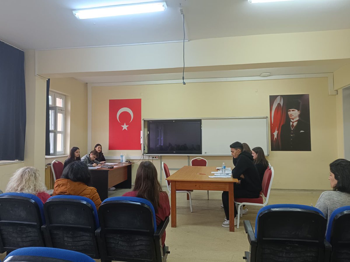 corlu_lisesi's tweet photo. Okulumuzda düzenlenen Münazara Yarışması’nın ilk turun ikinci karşılaşması, Papirüs Takımı ile Sözün Büyüsü Takımı arasında gerçekleştirildi.
Karşılaşmanın sonunda Papirüs Takımı yarı finale yükselmeye hak kazandı. 
@tcmeb @tekirdagmem @drazizyeniyol @CorluMem @hete61 https://t.co/CknSCQuhXm