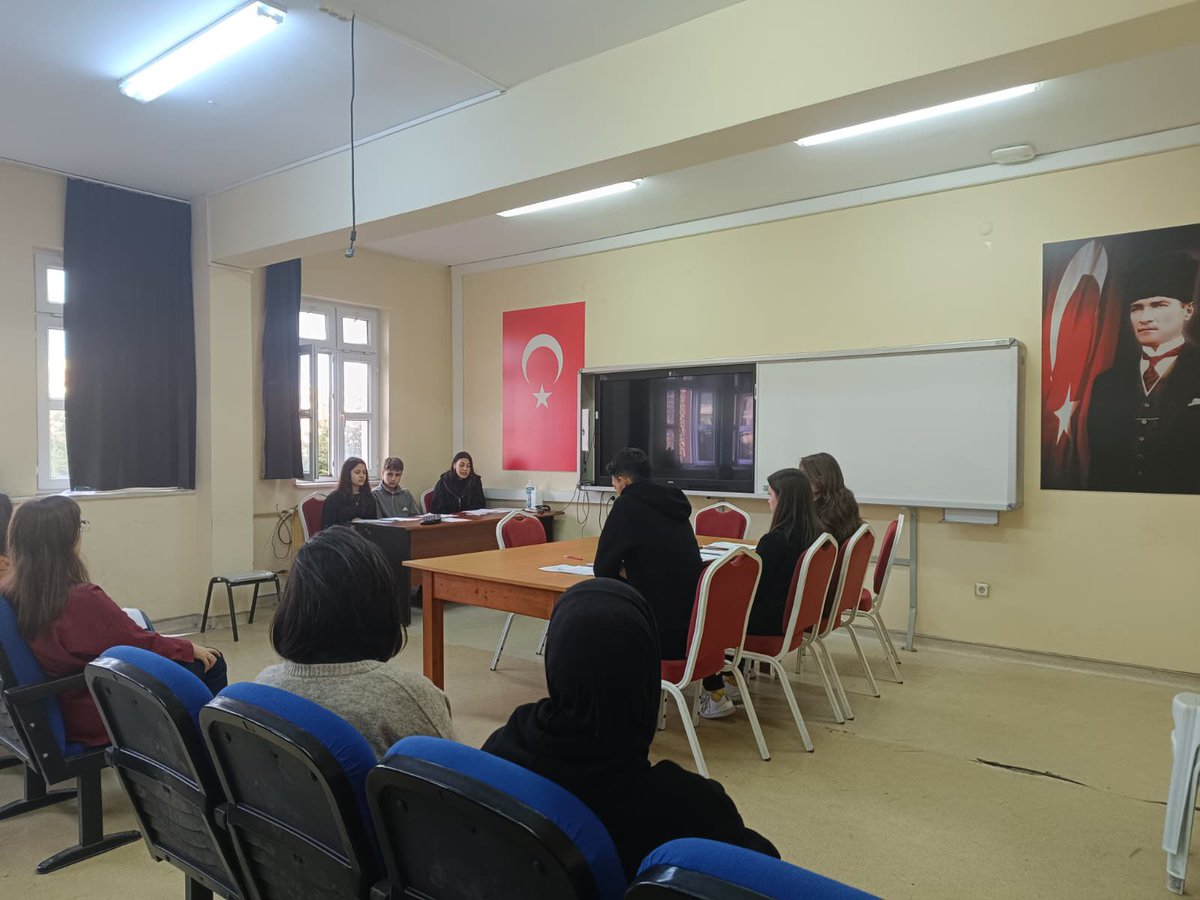 corlu_lisesi's tweet photo. Okulumuzda düzenlenen Münazara Yarışması’nın ilk turun ikinci karşılaşması, Papirüs Takımı ile Sözün Büyüsü Takımı arasında gerçekleştirildi.
Karşılaşmanın sonunda Papirüs Takımı yarı finale yükselmeye hak kazandı. 
@tcmeb @tekirdagmem @drazizyeniyol @CorluMem @hete61 https://t.co/CknSCQuhXm