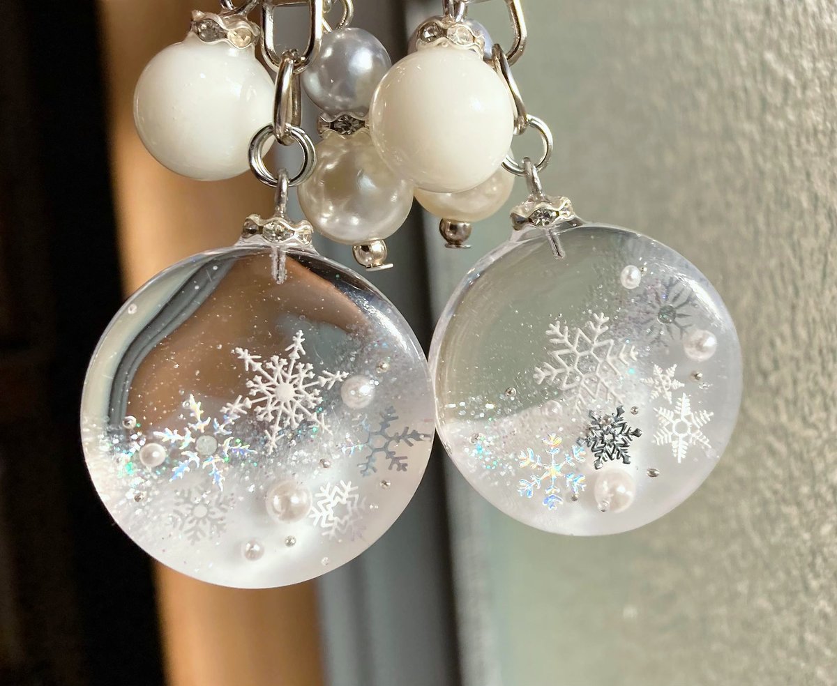 kakedokei04's tweet photo. 雪バッグチャーム❄️

#キーホルダー 
#レジン #レジンアクセサリー #ハンドメイド #バッグチャーム #雪 https://t.co/7RYvqzTG9F