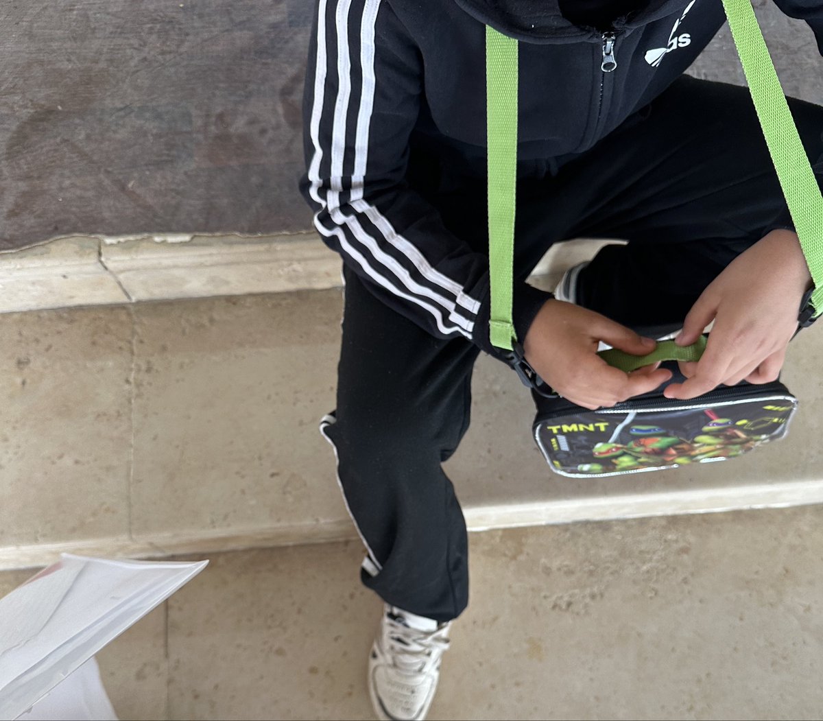 Rise11151's tweet image. كسر خاطري الطالب 💔
لانه يمني محد يلعب معه و يغلطون عليه

جلست اسولف معه و اضحك معه لين خلصت حصة الرياضة

علموا اولادكم الرحمة، طفل يغلط عليه جماعة من الطلاب عشان جنسيته 💔