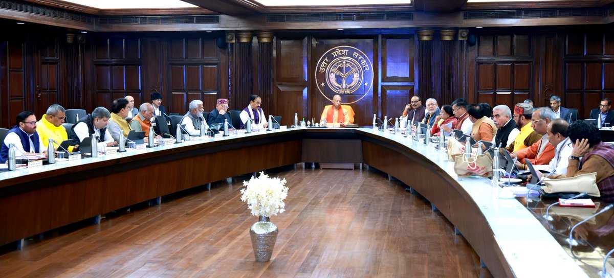 CMOfficeUP's tweet image. #UPCM @myogiadityanath जी की अध्यक्षता में आज लोक भवन, लखनऊ में राज्य मंत्रिपरिषद की बैठक हुई।

बैठक में जनहित से जुड़े अनेक महत्वपूर्ण विषयों, नीतिगत प्रस्तावों एवं शासन की प्राथमिकताओं पर व्यापक विचार-विमर्श कर निर्णय लिए गए।
#UPCabinet