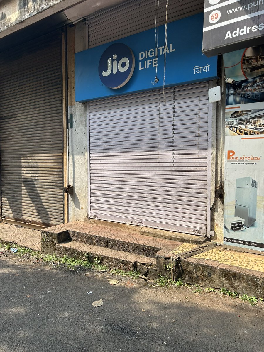 Deepkar's tweet photo. @JioCare mapusa Goa center closed at 12:19 on a tuesday.. worst service from jio. Support number is switched off. What kind of business are you running???

#jiocare #reliance #DigitalIndia @_MukeshAmbani https://t.co/vdDVGw59ZP