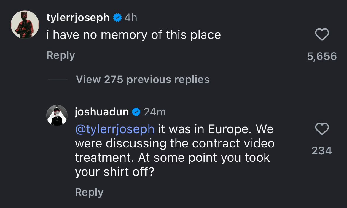 infopilots's tweet image. Josh le comentó a Tyler:

&quot;fue en europa. estabamos hablando sobre que hacer en el video de the contract. y por alguna razon te sacaste la remera?&quot;