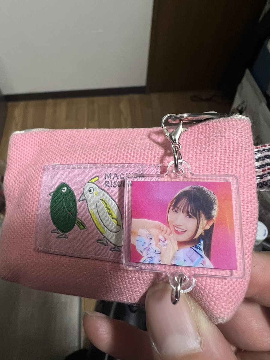 varias_t's tweet image. メキシコペリー風イヤホンケースにひなのんのチャームを装着🪭
このケース、きらりに見せたら「めっちゃメキシコペリーかと思った！！」って言われた逸品です✌️

#蔵盛妃那乃
#蔵盛妃那乃一筆