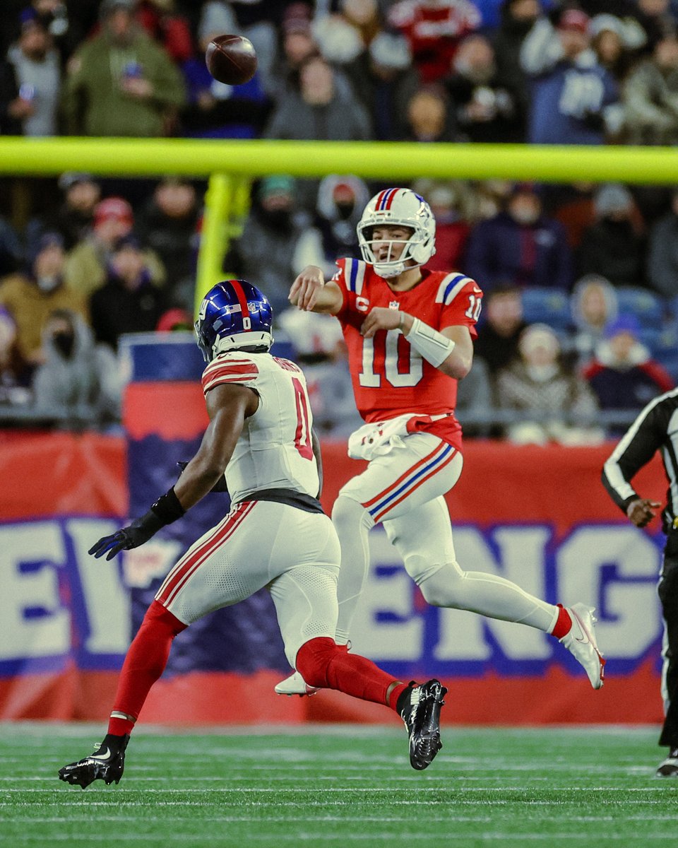 PatriotsComms's tweet image. With his performance on MNF, @Patriots QB @DrakeMaye2 became the third player under the age of 24 in @NFL history to record 10+ games of 200+ passing yards &amp;amp; a 100+ passer rating in a season, joining Patrick Mahomes (13 in 2018) and Matthew Stafford (10 in 2011).

#NEPats