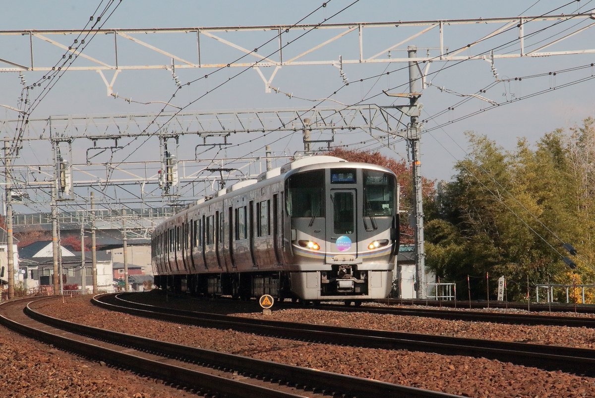 field24k's tweet photo. 🚃
暇なので、撮り鉄に挑戦　ラッピング電車
側面がほとんどわからん、ヘタクソだな
25/12/1
#225系 #225系デビュー15年
#びわこおおつ紫式部とれいん https://t.co/dvAC1zFYV7